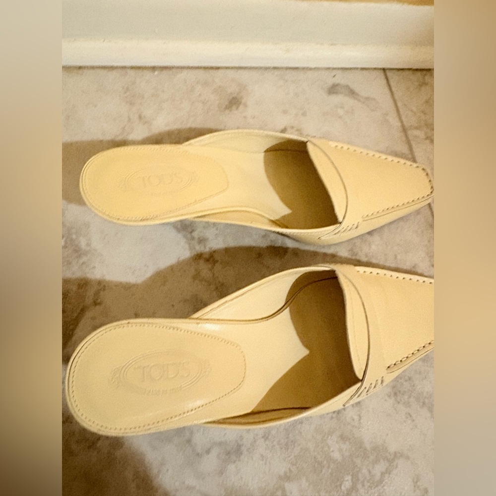 Tod’s Cream Kitten Heels - Picture 2 of 13